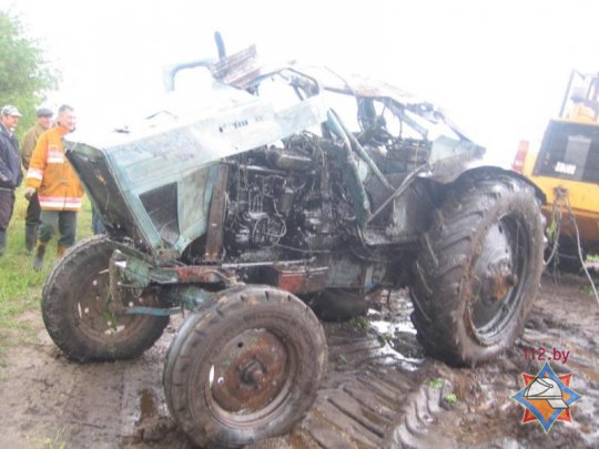 В Калинковичском районе погиб водитель упавшего с моста трактора (фото)