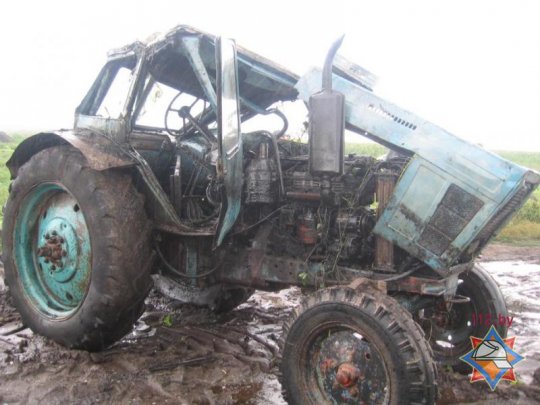 В Калинковичском районе погиб водитель упавшего с моста трактора (фото)