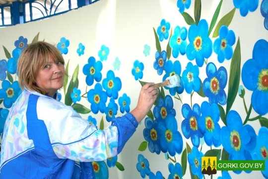 Художники из Бобруйска «дарят» цветы гостям «Дажынак» и пассажирам автотранспорта