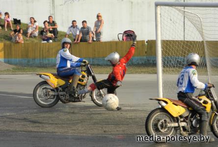 МК «Лунинец» в товарищеском матче победил гостей из Германии со счётом 8:5 (видео)