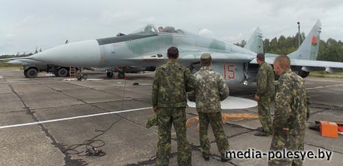 На Лунинецком аэродроме прошли учения эскадрильи 61-й истребительной авиабазы На Лунинецком аэродроме прошли учения эскадрильи 61-й истребительной авиабазы