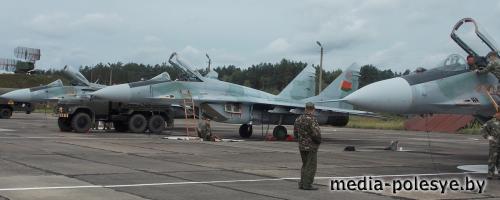 На Лунинецком аэродроме прошли учения эскадрильи 61-й истребительной авиабазы На Лунинецком аэродроме прошли учения эскадрильи 61-й истребительной авиабазы