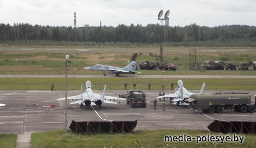На Лунинецком аэродроме прошли учения эскадрильи 61-й истребительной авиабазы На Лунинецком аэродроме прошли учения эскадрильи 61-й истребительной авиабазы