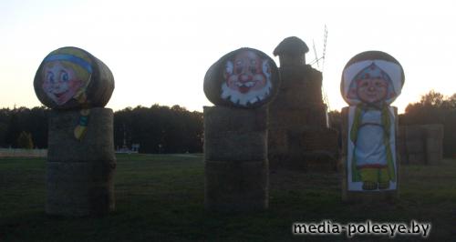 Чудеса из соломы внушительных размеров создали в СПК «Федорский» Столинского района