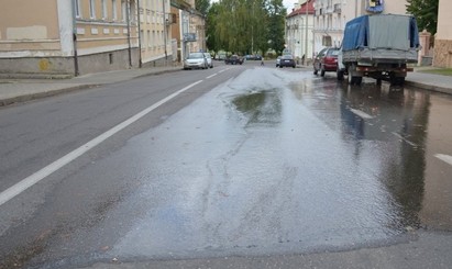 На улице Свердлова в Гродно из-под асфальта бьёт “родник”