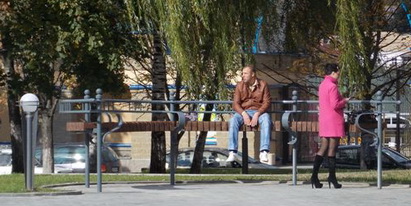 Фотофакт: В Гродно установлены лавки, с которых можно еще и есть… стоя