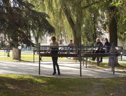 Фотофакт: В Гродно установлены лавки, с которых можно еще и есть… стоя