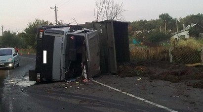 В деревне Головачи Гродненского района пьяный водитель опрокинул грузовик с навозом, перегородив всю проезжую часть