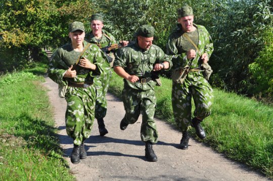 Солдаты пробежали марш-бросок в пять километров