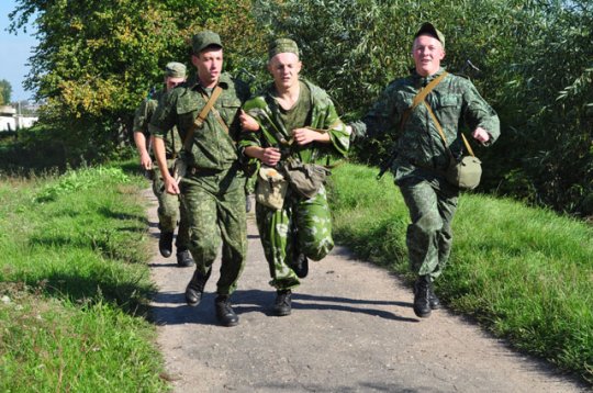 Солдаты пробежали марш-бросок в пять километров