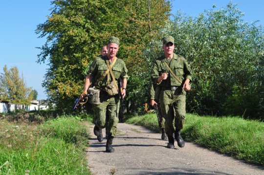 Солдаты пробежали марш-бросок в пять километров