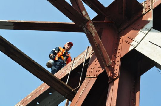 Красят железнодорожный мост
