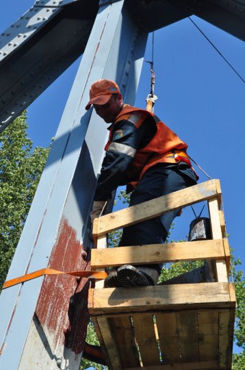 Красят железнодорожный мост
