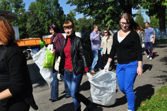 Собрали мусор вместе