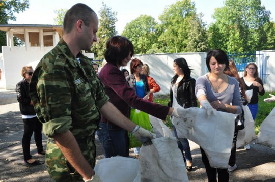 Собрали мусор вместе