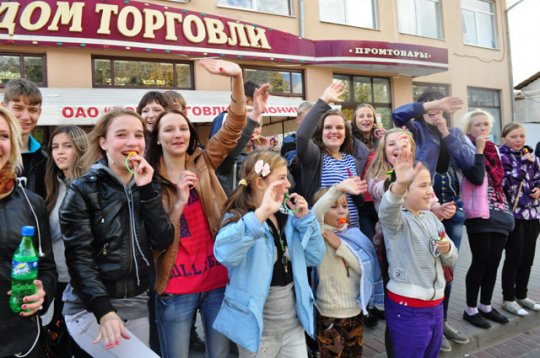 Они дарили слонимчанам улыбки и хорошее настроение