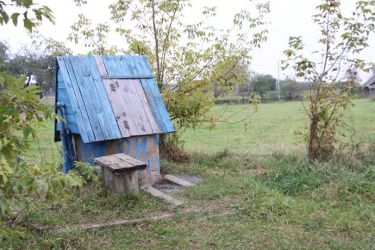 На автобусную остановку — в полукилометровый обход ходят жители деревни Стреньки Рогачевского района