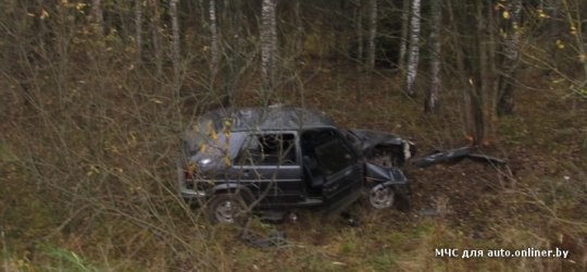 Мстиславский район: трех человек зажало в Volkswagen, который врезался в дерево