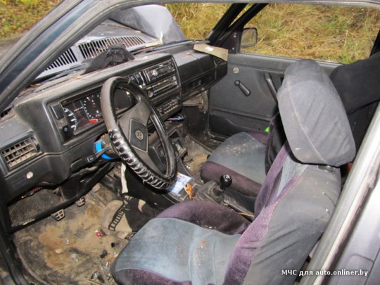 Мстиславский район: трех человек зажало в Volkswagen, который врезался в дерево