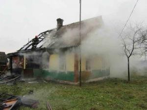 Мужчины на одеяле вынесли бабушку из огня в Сморгонском районе