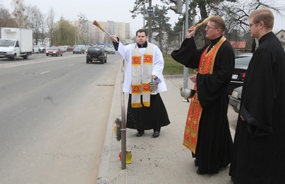 В день памяти о жертвах ДТП в Гродненской области были освящены самые опасные участки