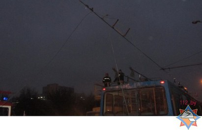 В Гродно сгорел микроавтобус, на который упал трос контактной троллейбусной сети (обновлено + видео)