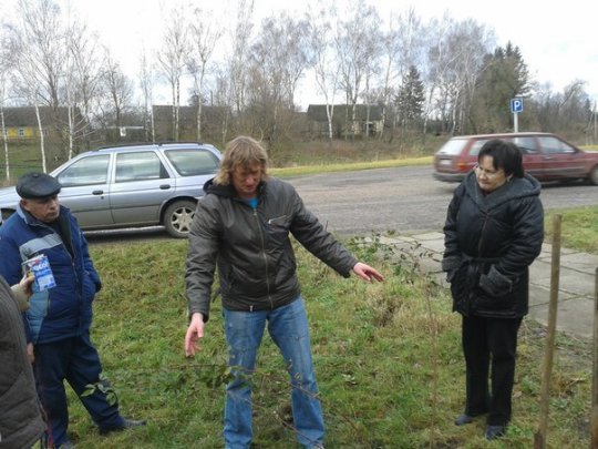 Валанцёры ўпарадкавалі тэрыторыю каля дома Гарэцкіх у Багацькаўцы