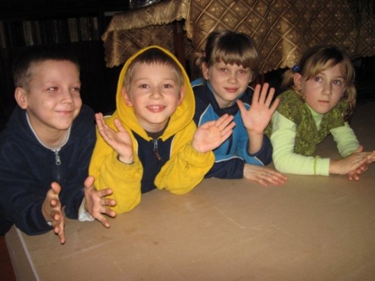 Шок: у матери забрали пятерых детей за жалобу на учителя (Фото)