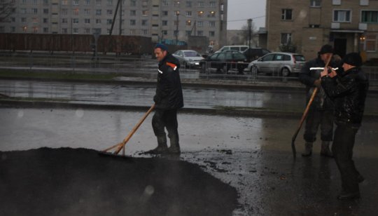 Что мне снег, что мне зной, кладу асфальт я летом и зимой