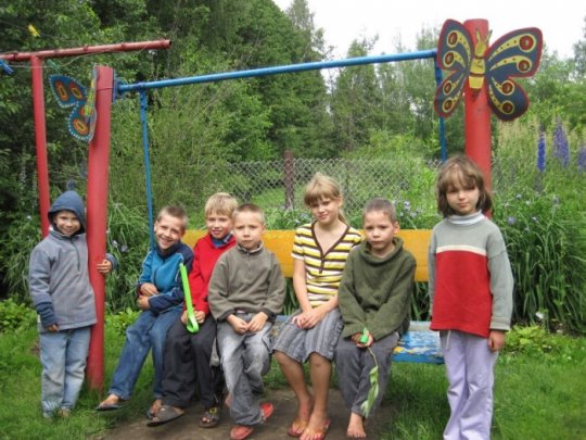 "Государственные дети" передают приемной маме рисунки, а Минобразования отправляет за комментариями на свой сайт