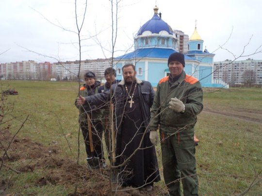 Облагородили территорию возле храма