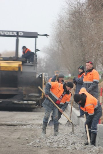 На улице Крылова укладывают асфальт