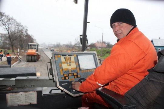 На улице Крылова укладывают асфальт