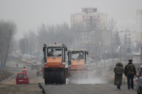 На улице Крылова укладывают асфальт