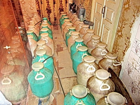 В Петрикове соцработник организовал подпольный самогонный мини-завод