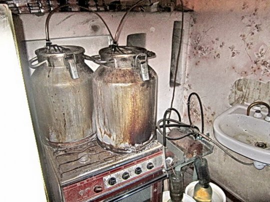 В Петрикове соцработник организовал подпольный самогонный мини-завод