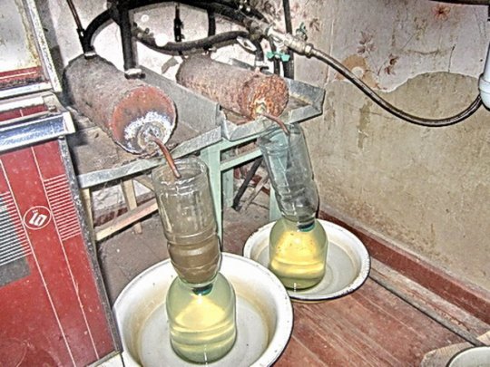 В Петрикове соцработник организовал подпольный самогонный мини-завод