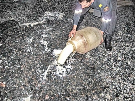 В Петрикове соцработник организовал подпольный самогонный мини-завод