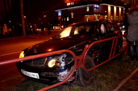 В Гродно девушка надеялась проскочить перед милицейским УАЗом, спешившим на вызов. Не проскочила…
