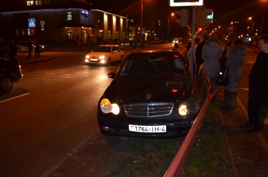 В Гродно девушка надеялась проскочить перед милицейским УАЗом, спешившим на вызов. Не проскочила…
