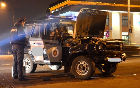 В Гродно девушка надеялась проскочить перед милицейским УАЗом, спешившим на вызов. Не проскочила…