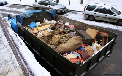 В Гродно дедушка собрал в своей квартире несколько тонн мусора, на вывоз которого потребуется не один день