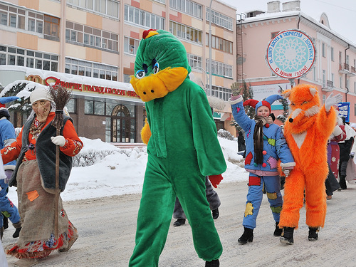 По Бобруйску гуляли Деды Морозы, Снегурочки и звери По Бобруйску гуляли Деды Морозы, Снегурочки и звери