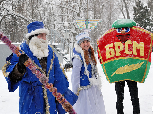 По Бобруйску гуляли Деды Морозы, Снегурочки и звери По Бобруйску гуляли Деды Морозы, Снегурочки и звери