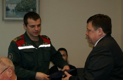 Спасателям, пострадавшим во время ликвидации аварии на улице Белуша в Гродно, город подарил мобильные телефоны и наборы мясной продукции к Новому году