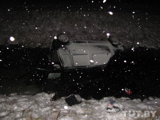 В Калинковичском районе автомобиль упал в мелиоративный канал, пассажирка погибла
