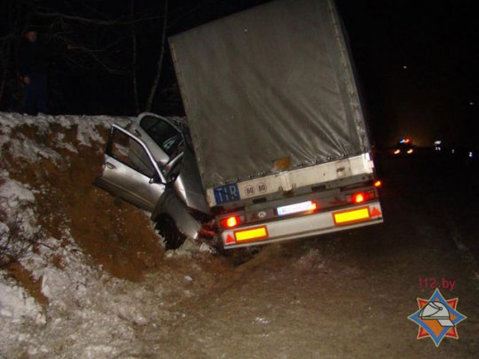 Фура столкнулась с легковушкой — погиб водитель