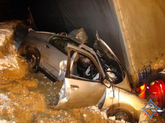 Фура столкнулась с легковушкой — погиб водитель