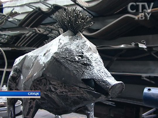 Видео-подборка слуцкого. Скульптуры из металла, асфальт в Болотчицах и драка слуцких фанатов