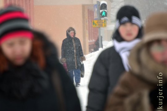 Фотоокна. 16 декабря 2012. Люди и метелица